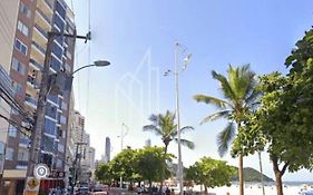 Prédio de frente para o mar garagem pé na areia